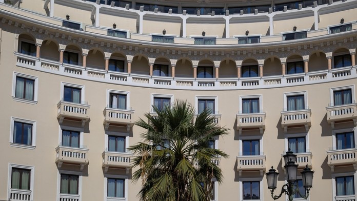 Dovolenka v populárnej destinácii sa skončila tragicky. Turista zomrel zrejme po páde z balkóna