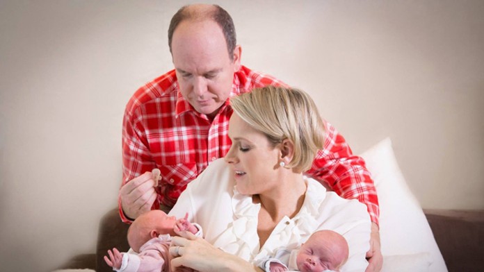 Princ Albert a princezná Charlene ukázali dvojčatá Jacquesa a Gabriellu.