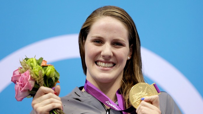 Missy Franklinová pózuje so zlatou medailou počas OH v Londýne.