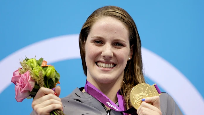 Missy Franklinová pózuje so zlatou medailou počas OH v Londýne.