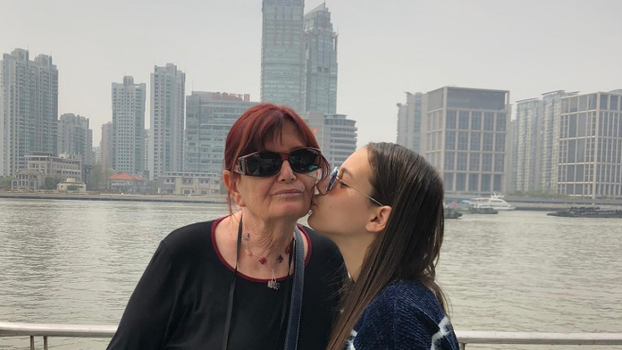 Na snímke žena so svojou vnučkou, ktorú zavraždili teroristi z Hamasu.