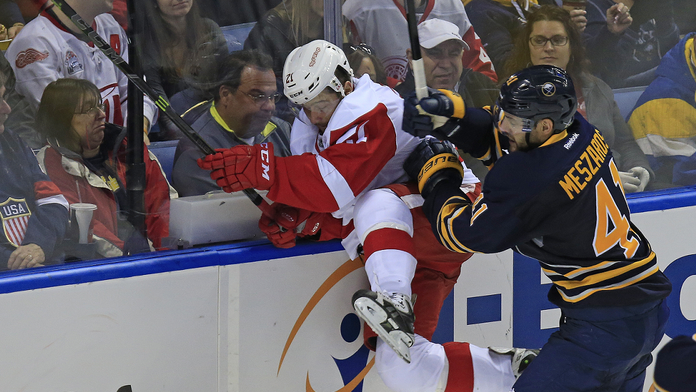 Útočník Detroitu Tomáš Tatar a obranca Sabres Andrej Meszároš v súboji pri mantinely