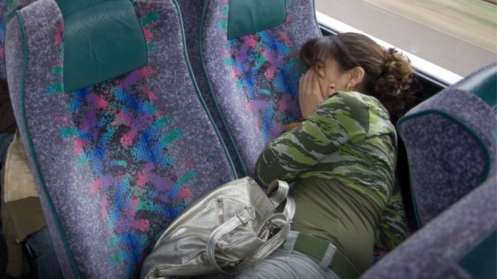 Študentka v autobuse. Ilustračná snímka.