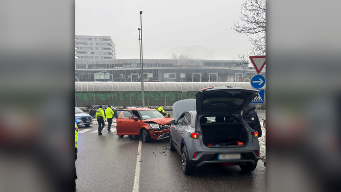 Čelná zrážka v centre Bratislavy. Dvaja ľudia skončili v nemocnici