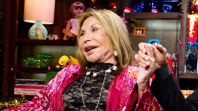 Michaela Kertészová (vľavo) hovorí o cenách taxi služieb v Bratislave počas MS.