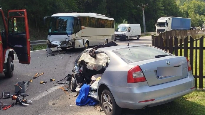 Nehoda ochromila dopravu v Makove. Osobné auto prešlo do protismeru a zrazilo sa s autobusom