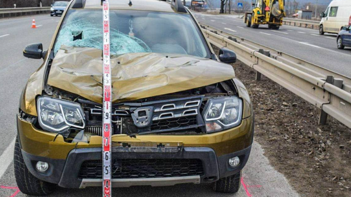 Na snímke auto, ktoré zrazilo na priechode pre chodcov muža.