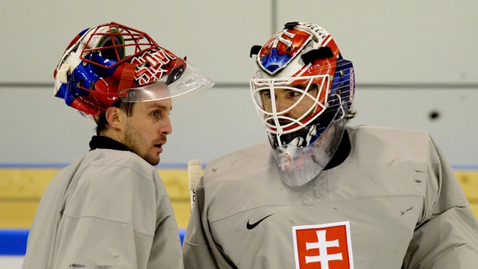 Na archívnej snímke Jaroslav Halák (vľavo) a Peter Budaj.