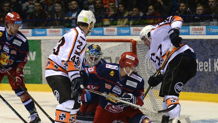 Na snímke vpravo hráč Košíc David Šoltés, druhý zľava jeho spoluhráč Peter Bartoš pred bránou Zvolena..jpg