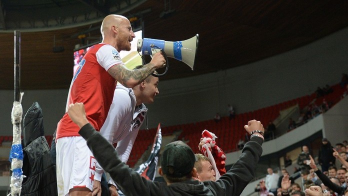 Speváčka Rita Ora si počas nakrúcania videoklipu neustrážila rozkrok