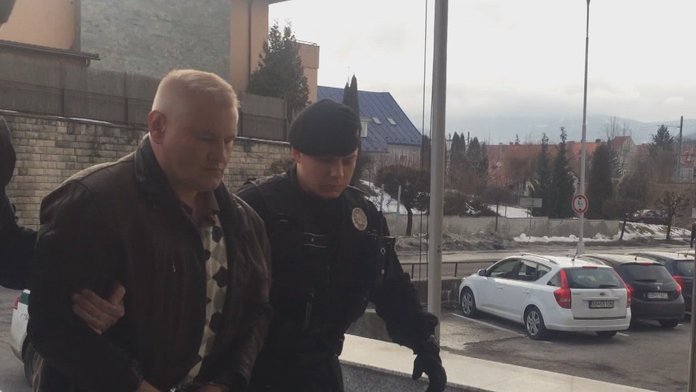 Miroslava privádzajú policajti 