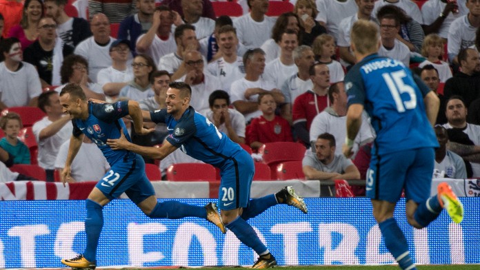 Gólová radosť, zľava Stanislav Lobotka, Róbert Mak a Tomáš Hubočan v kvalifikácii proti Anglicku.