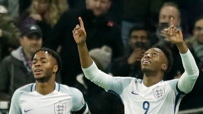 Daniel Sturridge (vpravo) z Anglicka sa teší z gólu so spoluhráčom Raheemom Sterlingom