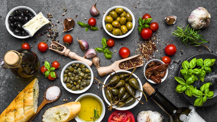 Zľava Patrick Kane a Duncan Keith z Chicaga oslavujú gól proti Calgary.