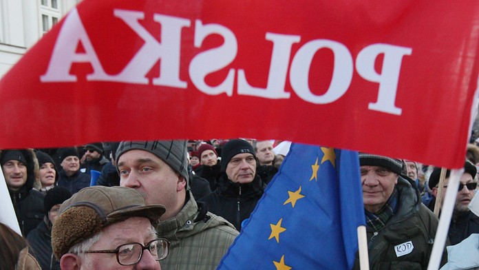 Poliaci protestujú proti vláde.