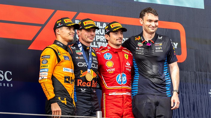 GALÉRIA: Silný moment súťažného víkendu v Imole. Svet F1 spomínal na legendárneho Sennu