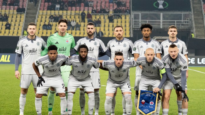 Hráči Slovana pred stretnutím s FK Škendija