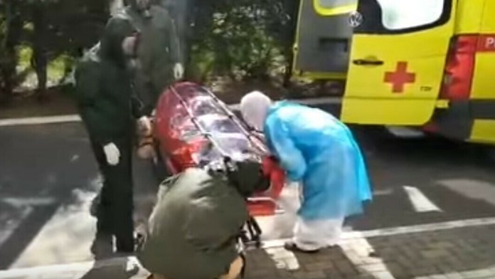 Dobrovoľníci pred štadiónom Tottenhamu triedia zásoby jedla.