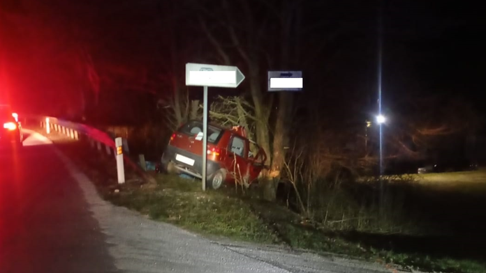 Po náraze do stromu zahynula 70-ročná žena