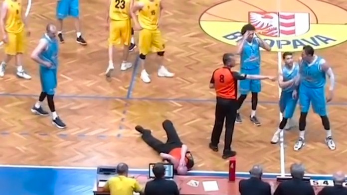 Rozhodca leží na zemi a tvári sa že trpí.