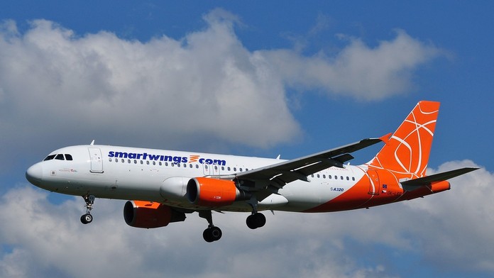 Lietadlo spoločnosti Smartwings odlieta z letiska.