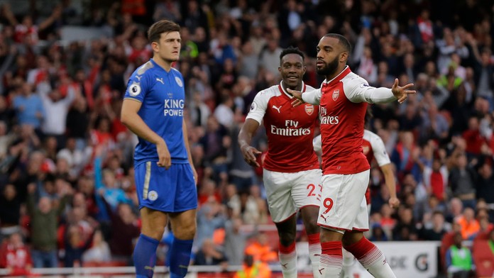 Hráč Arsenalu Londýn Alexandre Lacazette (vpravo) sa raduje po góle.