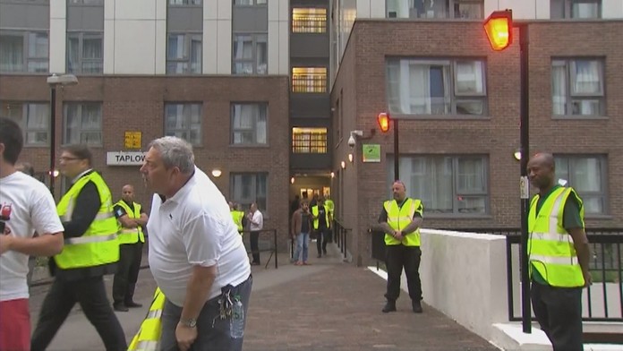 Z budov evakuovali stovky ľudí.