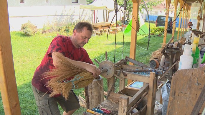 Jarmočník Vojtech Petrík vyrába aj metly.