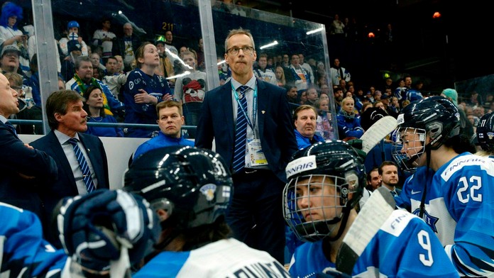 Striedačka fínskej ženskej reprezentácie po prehre vo finále proti USA.