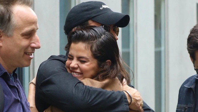 Selena Gomez žiari šťastím. V objatí oveľa staršieho muža