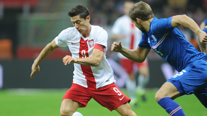  Poliak Robert Lewandowski (vľavo) a Islanďan Holmar Orn Eyjolfsson (vpravo) v súboji o loptu.