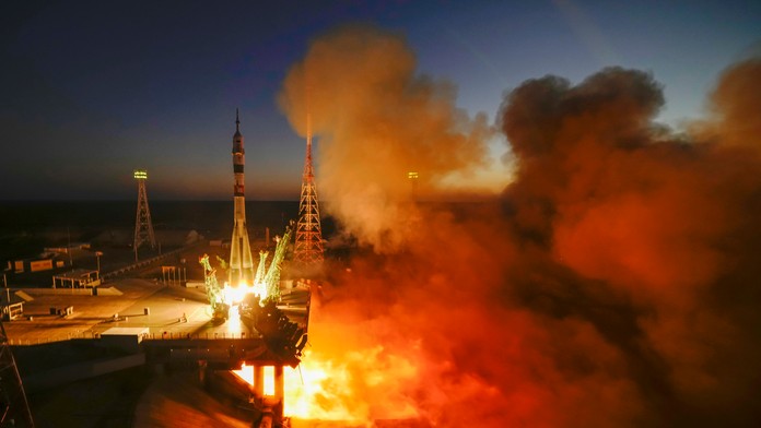 Rusko-americká posádka rakety Sojuz sa pripojila k Medzinárodnej vesmírnej stanici