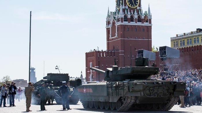 Nové ruské tanky T-14 Armata počas generálnej skúšky na vojenskú prehliadku pri príležitostí víťazstva v II. svetovej vojne na Č