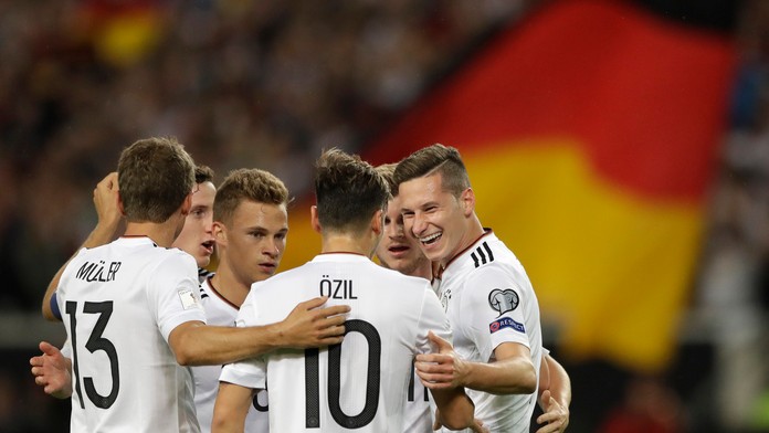 Nemeckí hráči oslavujú zásah v kvalifikačnom zápase proti Nórsku.