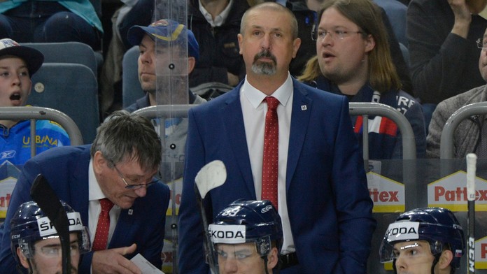 Na snímke tréner slovenskej reprezentácie Zdeno Cíger a jeho asistent Miroslav Miklošovič.