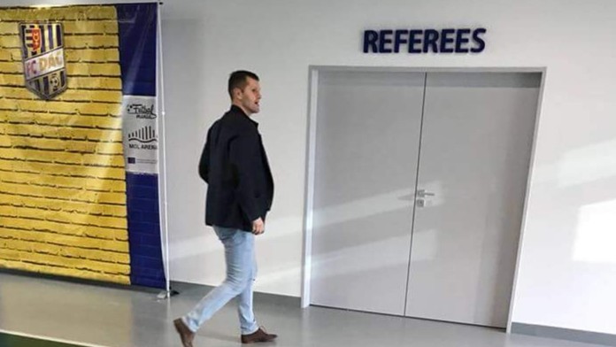 Richard Trutz pred kabínou pre zozhodcov na štadióne v Dunajskej Strede.