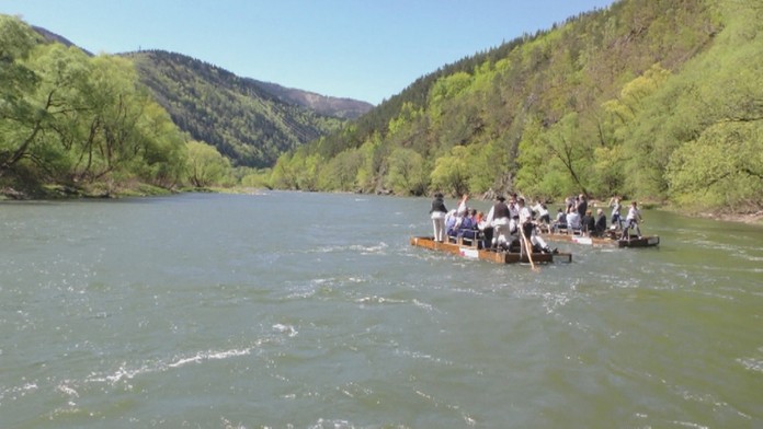 Plavba Strečnianskou úžinou trvá zhruba hodinu a je to skutočný zážitok. 