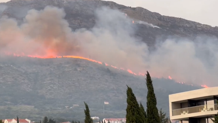 Plamene ohrozujú domy, hasiči zasahujú pri požiari neďaleko Dubrovníka.