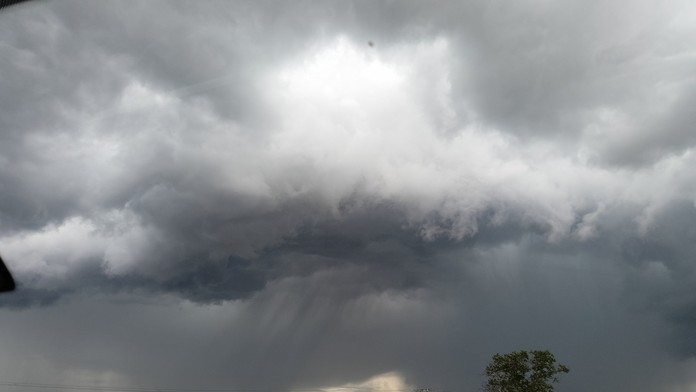 FOTO: Cez Slovensko sa presúvajú čierne mračná. SHMÚ vydal výstrahy