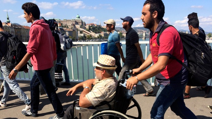 Do Viedne sa utečenci vybrali pešo