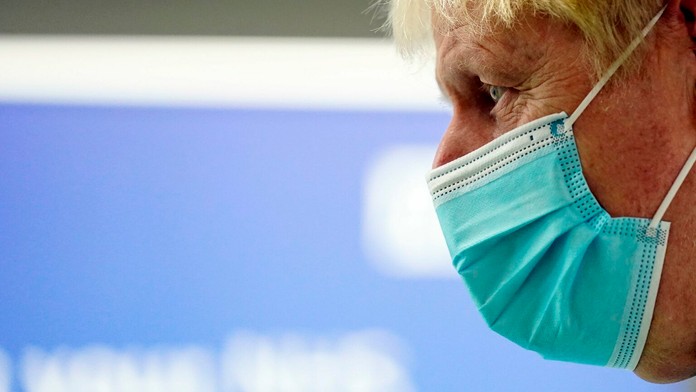 Britský premiér Boris Johnson počas návštevy očkovacieho centra na štadióne v anglickom meste Aylesbury.
