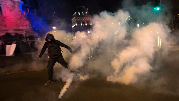 Nepokoje v Paríži.
