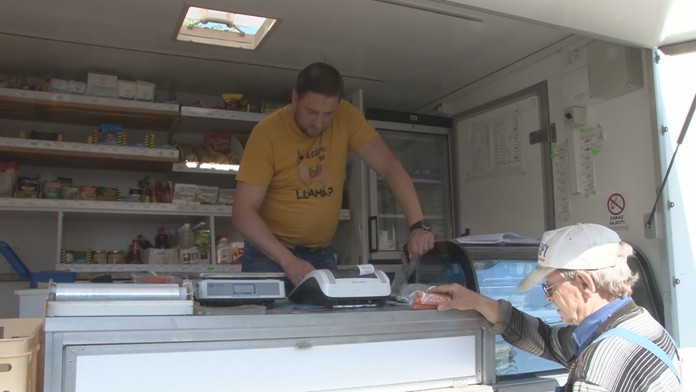 Seniori nebudú mať kde nakúpiť potraviny. Pre zvyšujúce ceny zrejme skončí pojazdná predajňa v dedinkách