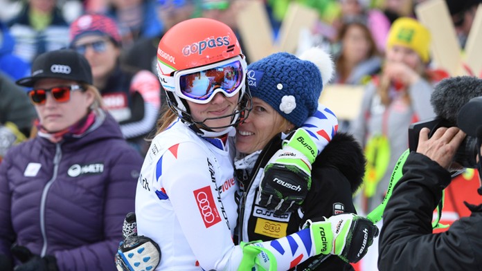 Marcos Alonso (vpravo) oslavuje so spoluhráčom z Chelsea Davidem Zappacostom gól v pohári proti Newcastlu.