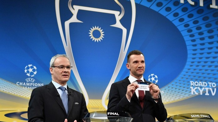 Riaditeľ súťaží UEFA Giorgio Marchetti a Andrij Ševčenko počas žrebu semifinále LM.