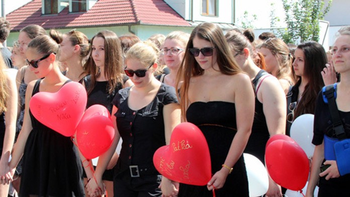 Rozlúčka so štyrmi dievčatami, ktoré zahynuli pri nehode pri Piešťanoch.