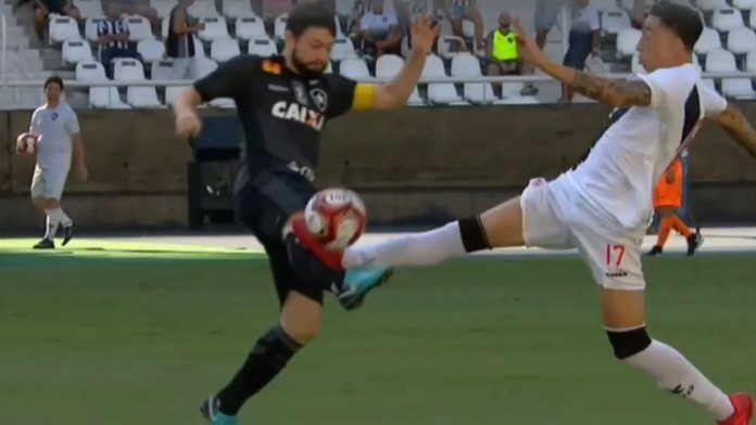 Joao Paulo utrpel pri tomto zákroku zlomeninu nohy.