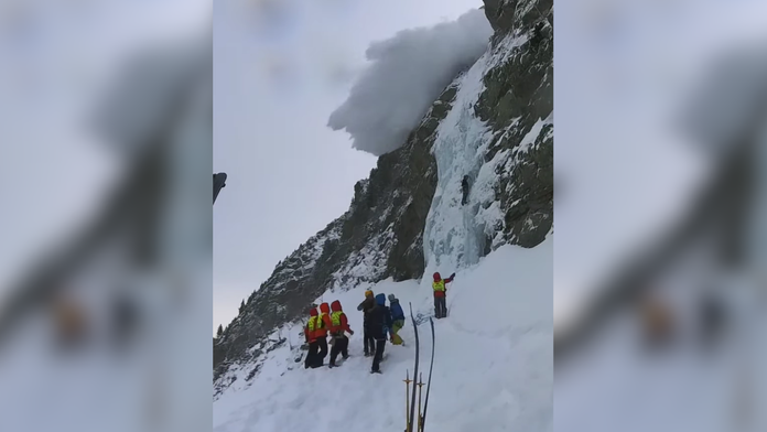 VIDEO: Prišla náhle a nečakane. Lavína vo Veverkovom ľadopáde zasypala členov HZS. Dramatické sekundy zachytila kamera