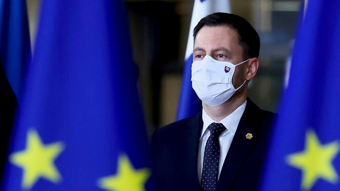 Premiér SR Eduard Heger prichádza na summit EÚ v Bruseli.