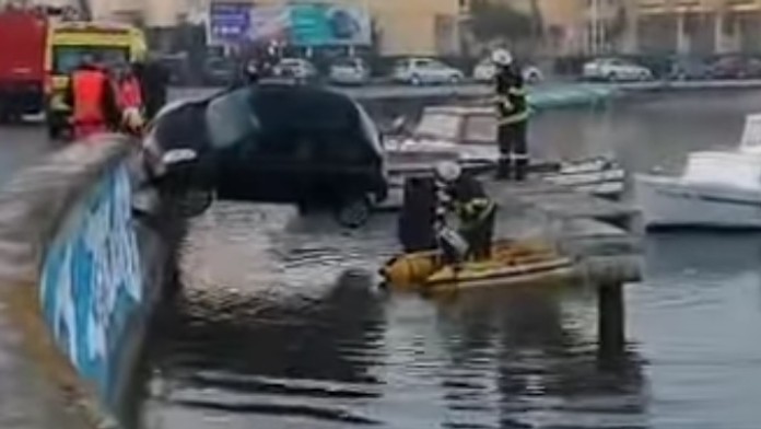 Ľudia s rúškami pri nakupovaní darčekov na blížiaci sa lunárny Nový rok v meste Fu-jang.